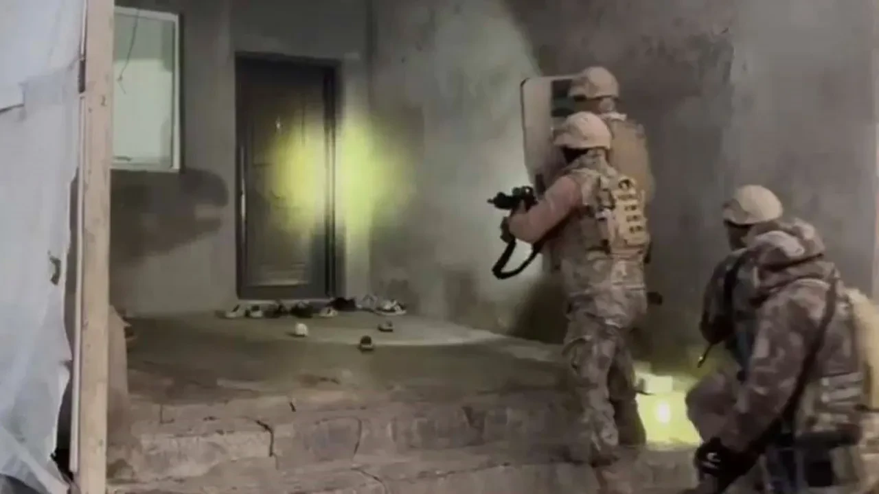 Ağrı'da 7 adrese nokta operasyon! Uzun namlulu silahlar ele geçirildi