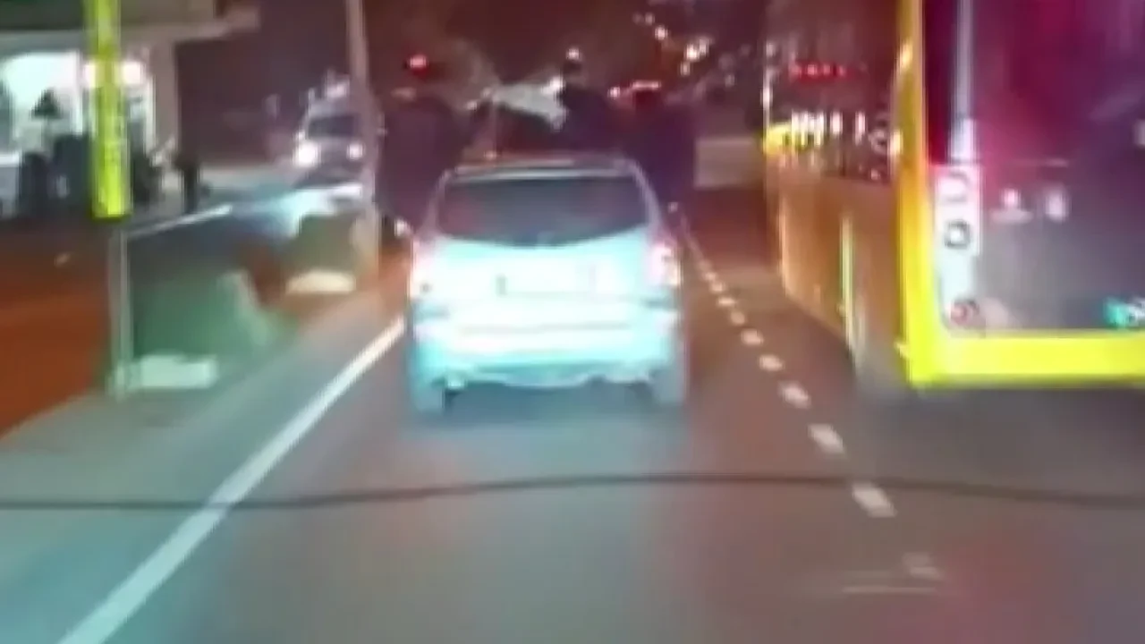 Aracın üzerine çıkıp son sürat hızla gittiler! Tehlikeli anlar kamerada 