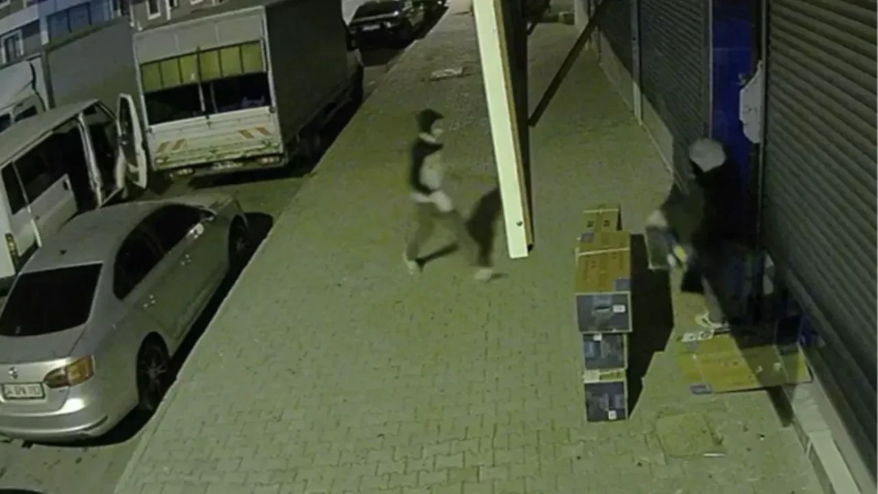 Başakşehir'in başı hırsızlarla dertte! Kepenkleri kırıp klimaları çaldılar