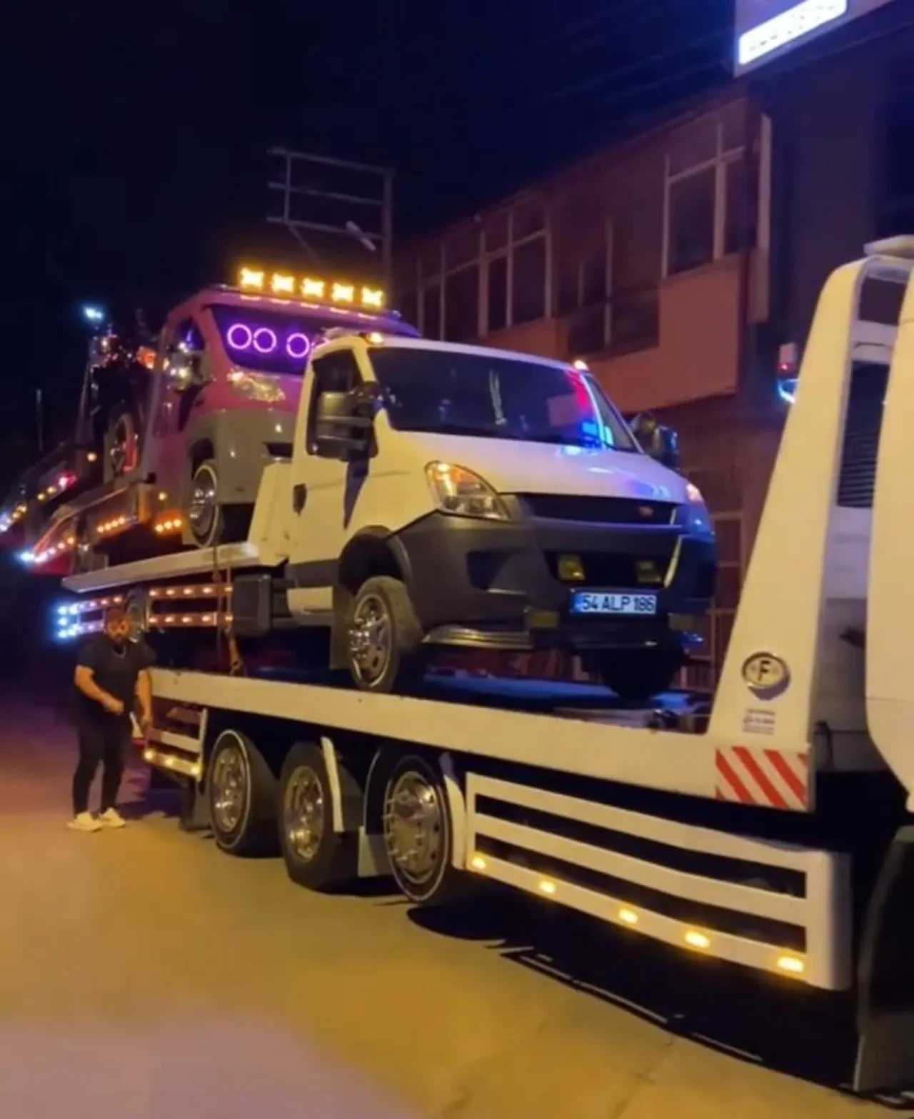 Çekici şovu pahalıya patladı! 2 ay ehliyetine veda etti