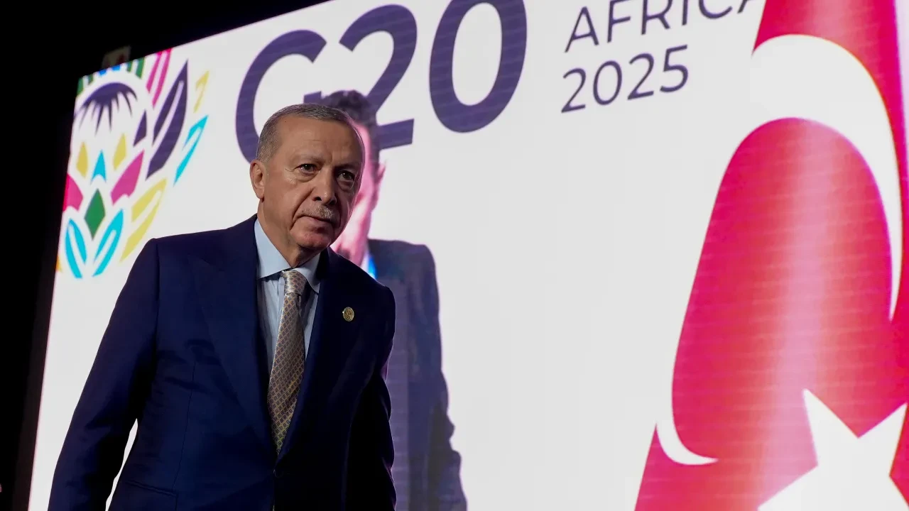 Cumhurbaşkanı Erdoğan Türkiye'ye döndü