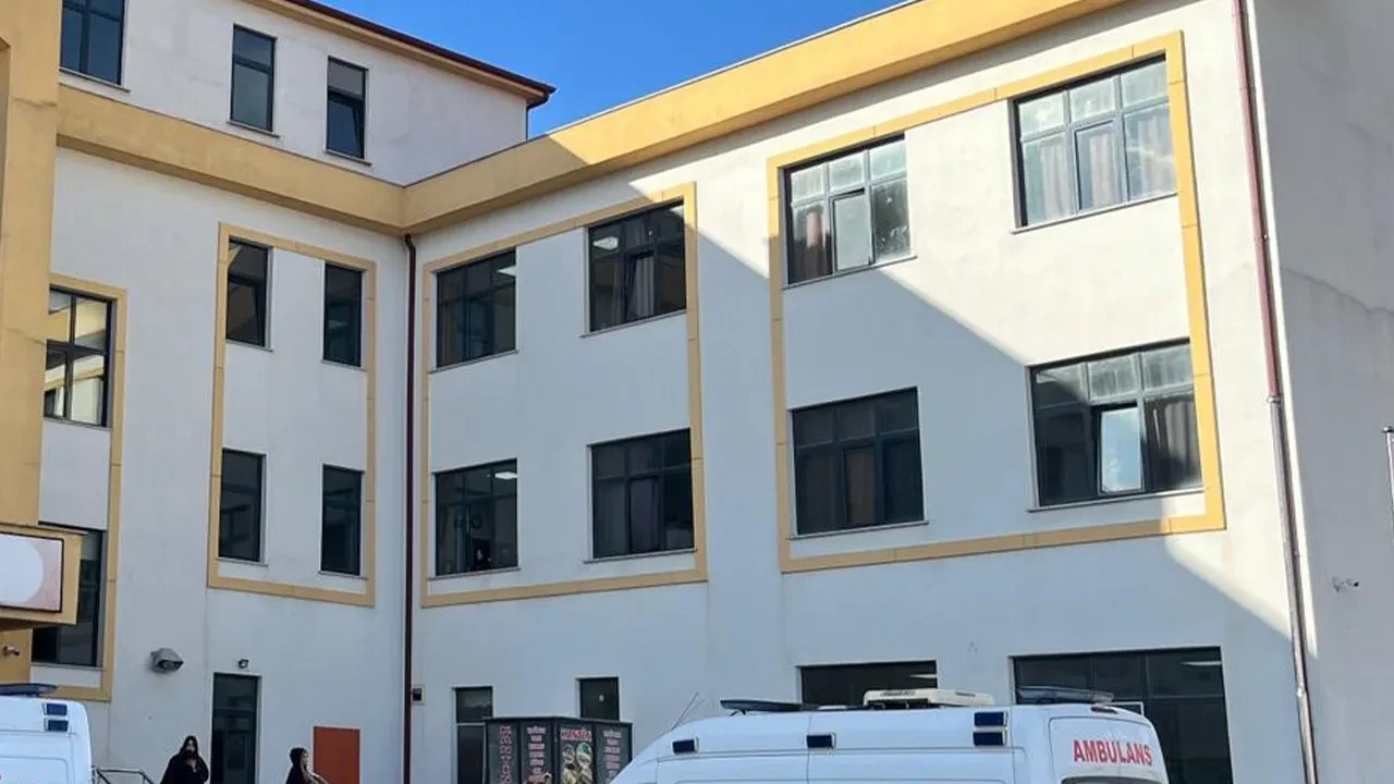 Evden hazırlayıp getirdiler, birçok çeşit yediler! Yemekten 5 öğrenci zehirlendi