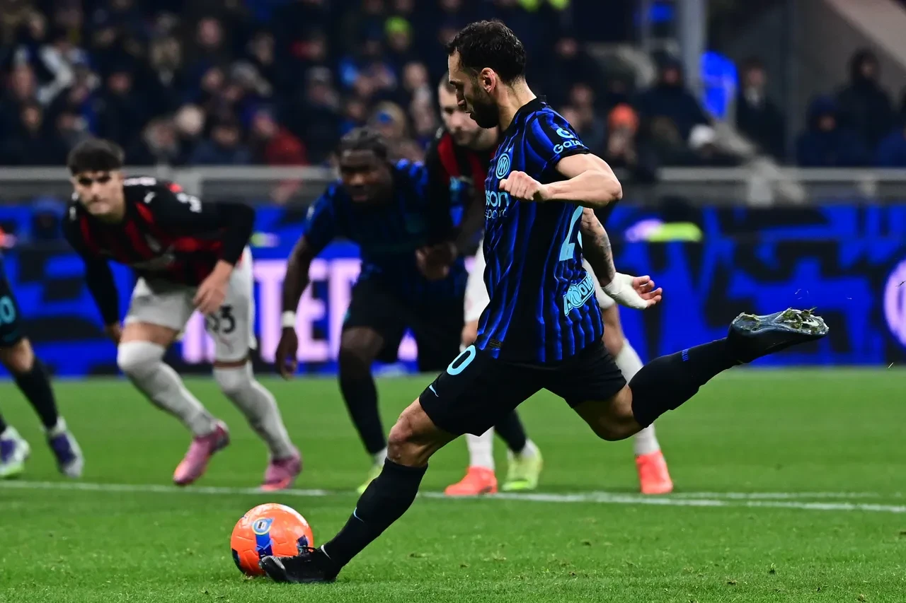 Hakan Çalhanoğlu İnter'i yaktı! Derbiyi Milan kazandı