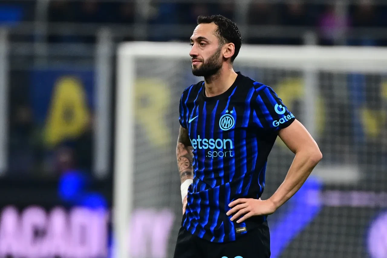 Hakan Çalhanoğlu İnter'i yaktı! Derbiyi Milan kazandı