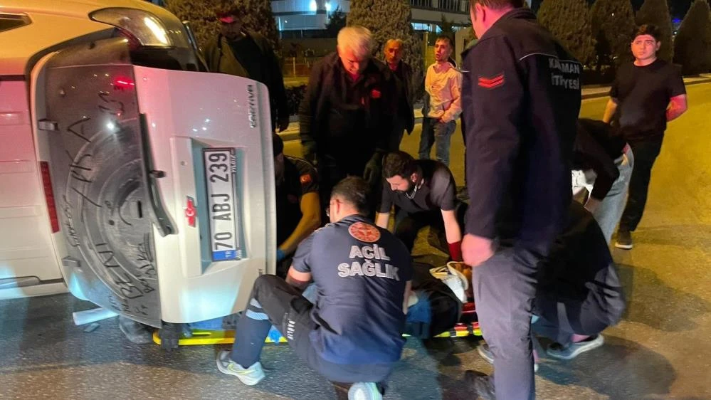 Karaman'da iki araç çarpıştı, biri devrildi, 2 kişi yaralandı