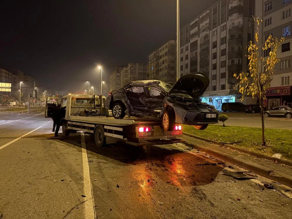 Kayseri’de dehşet! Otomobiller çarpıştı, refüje savrulan araçta 1 kişi ağır yaralandı