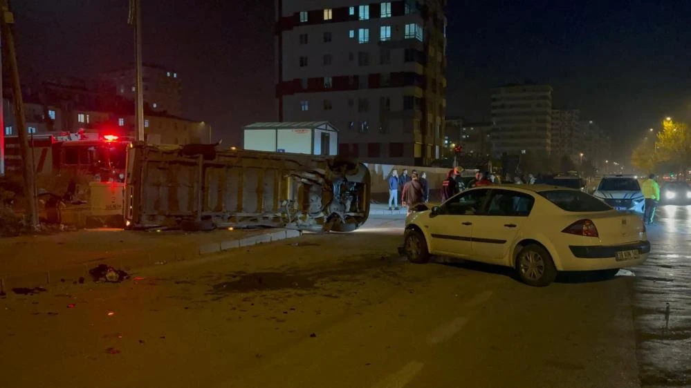 Kayseri'de feci görüntüler! Otomobil çarptı, öğrenci servisi yan yattı: 2 sürücü yaralı