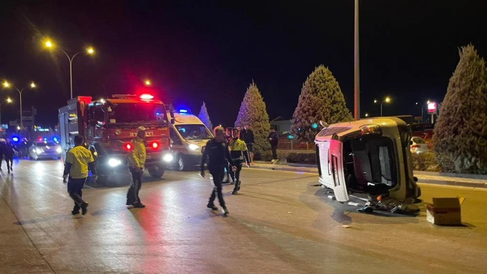 Karaman'da iki araç çarpıştı, biri devrildi, 2 kişi yaralandı