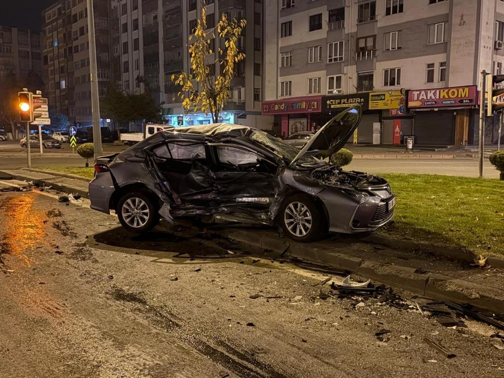 Kayseri’de dehşet! Otomobiller çarpıştı, refüje savrulan araçta 1 kişi ağır yaralandı