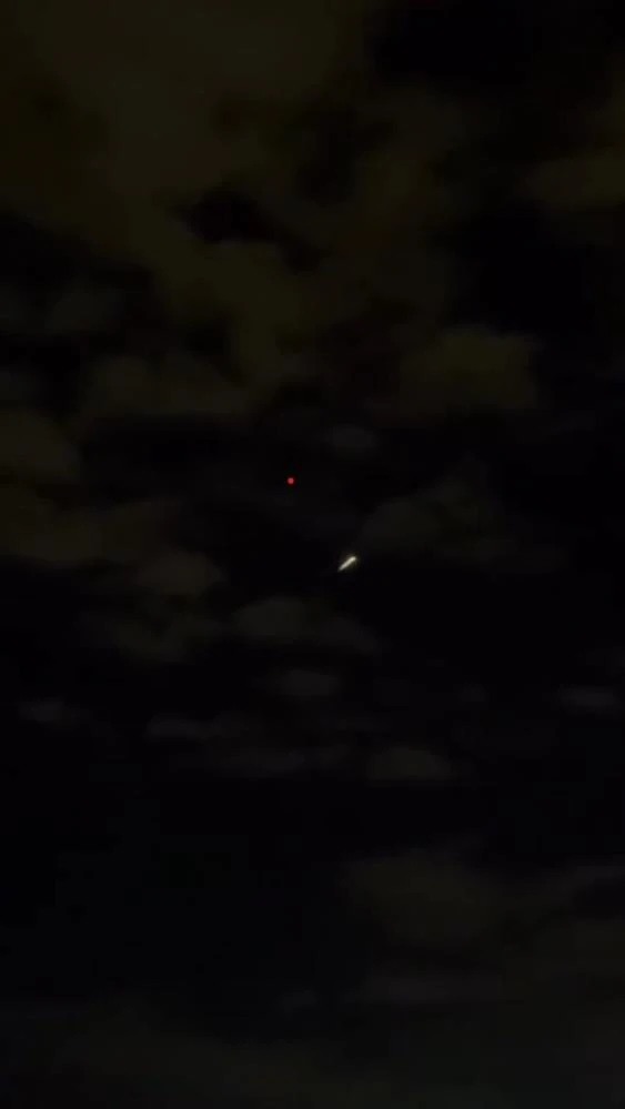 Küçükçekmece semalarında belirdi! Gökyüzündeki esrarengiz ışık hüzmesi 'göktaşı' iddiasını gündeme getirdi