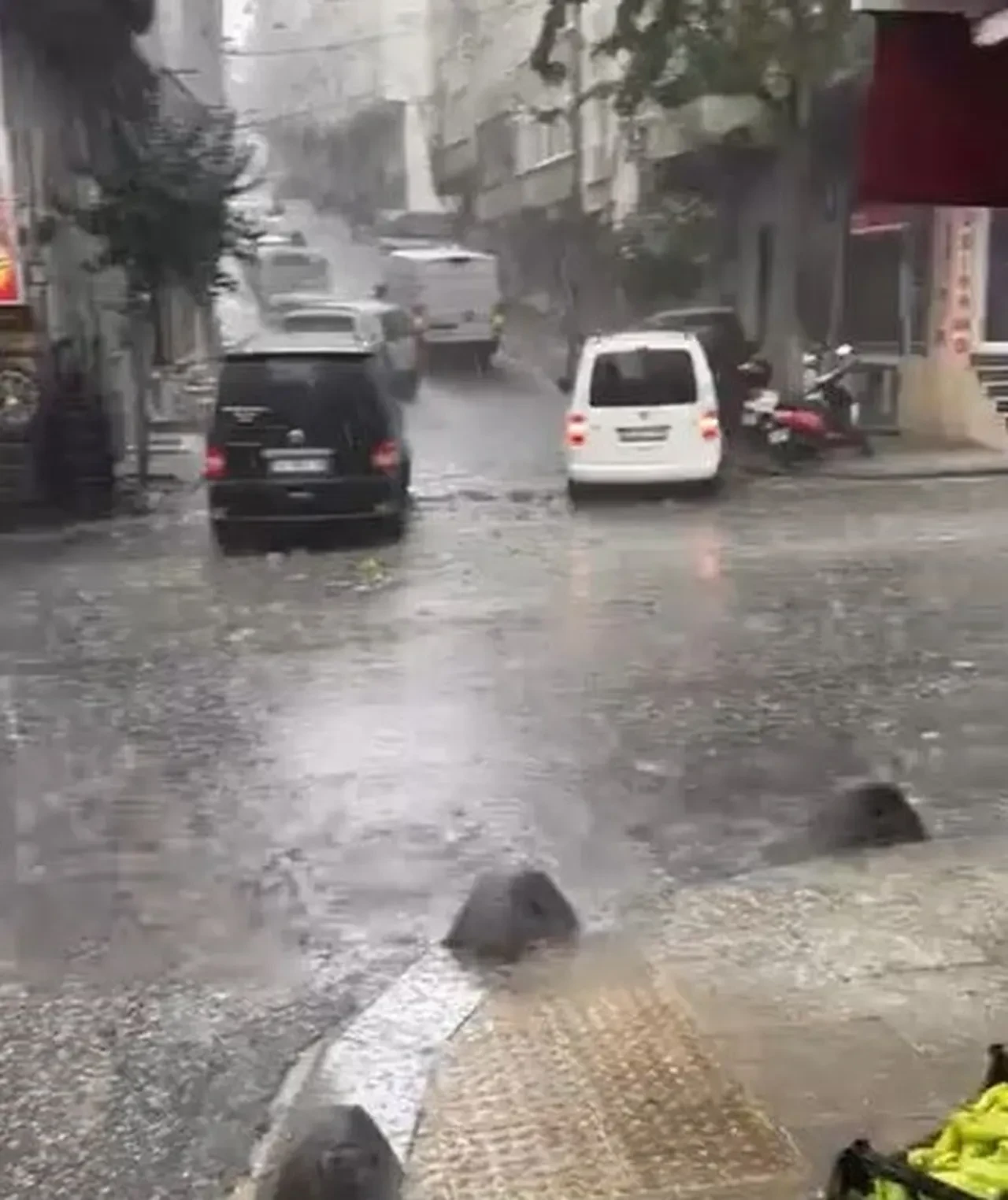 İstanbul'da dolu sürprizi! Bir anda bastırdı, vatandaşlar hazırlıksız yakalandı