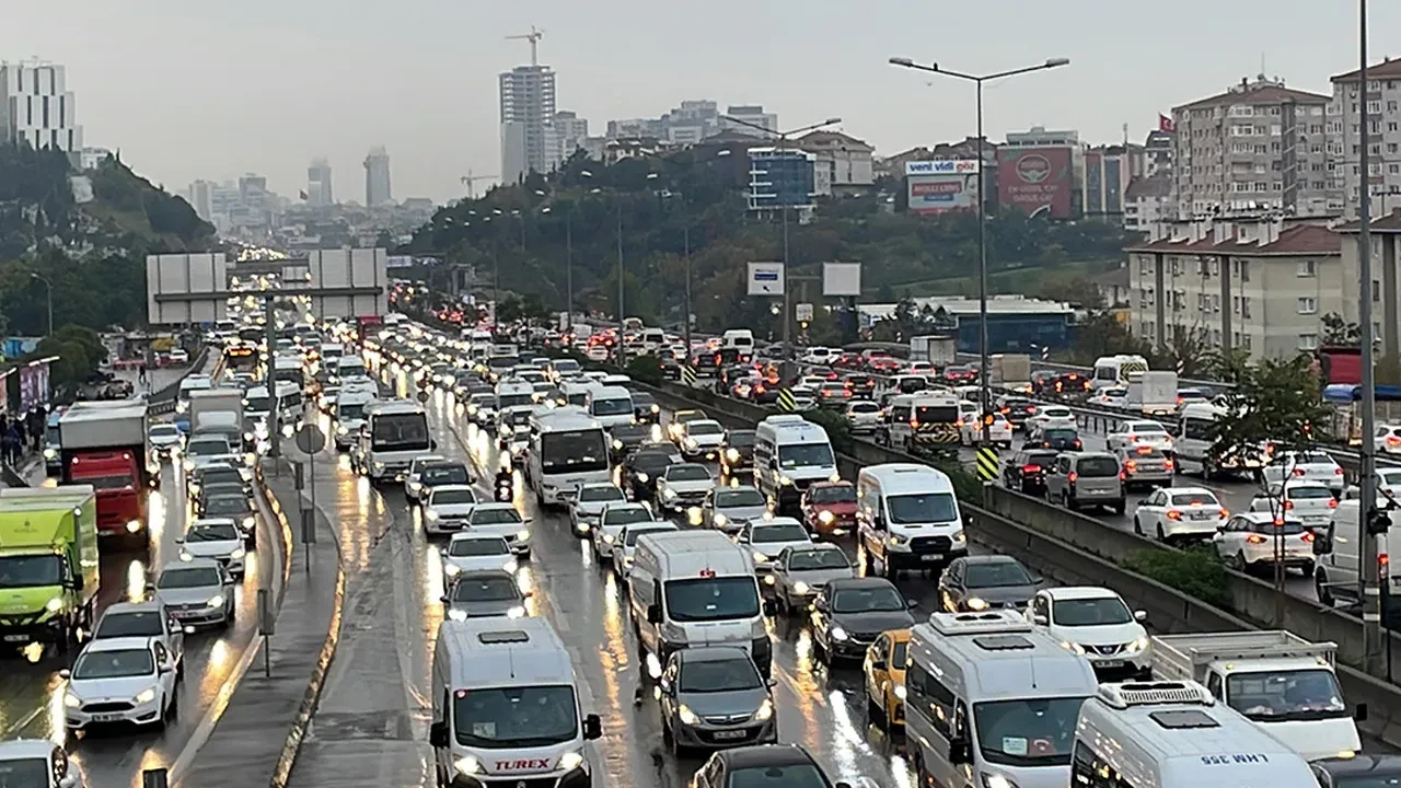 İstanbul kilit! Haftanın ilk gününde trafik yoğunluğu yüzde 80'i geçti