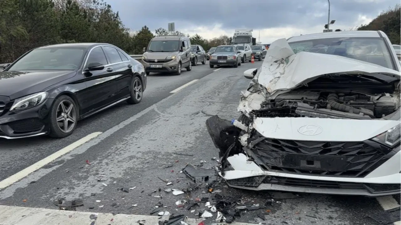 İstanbul'da 3 araç birbirine girdi! Yol trafiğe kapandı