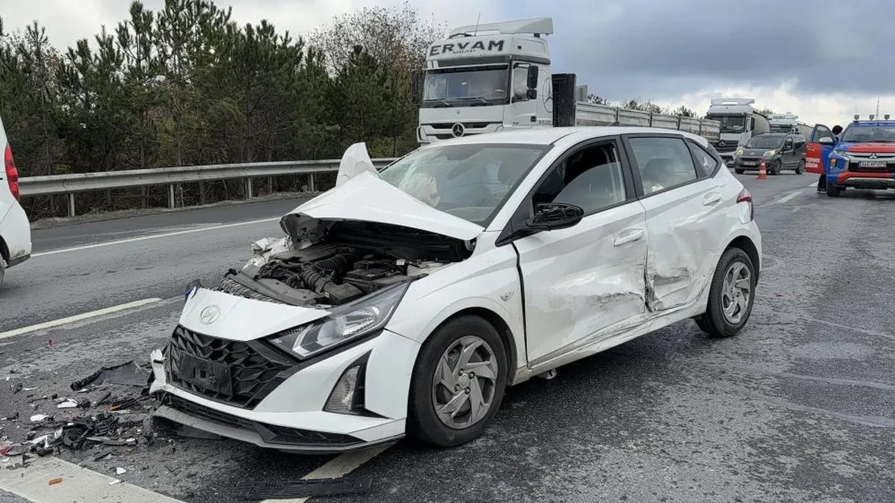 İstanbul'da 3 araç birbirine girdi! Yol trafiğe kapandı