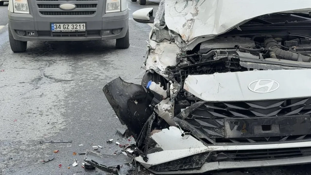 İstanbul'da 3 araç birbirine girdi! Yol trafiğe kapandı