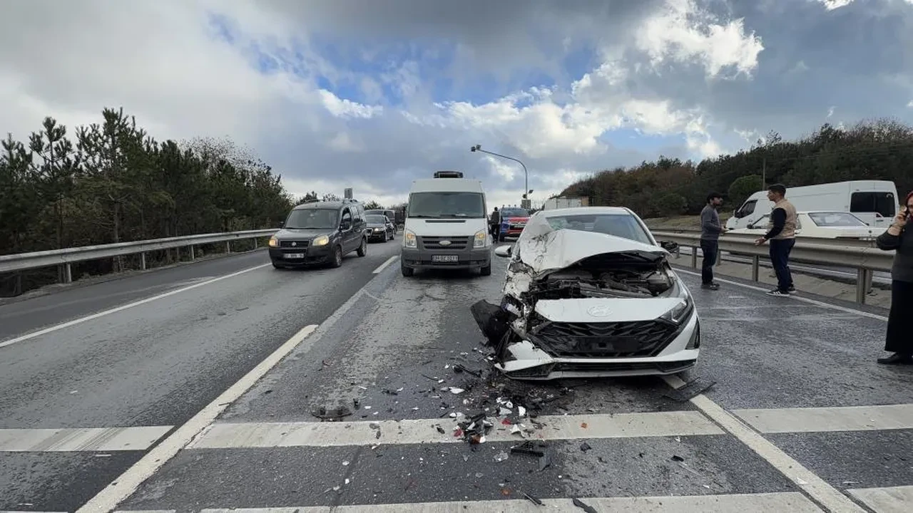 İstanbul'da 3 araç birbirine girdi! Yol trafiğe kapandı
