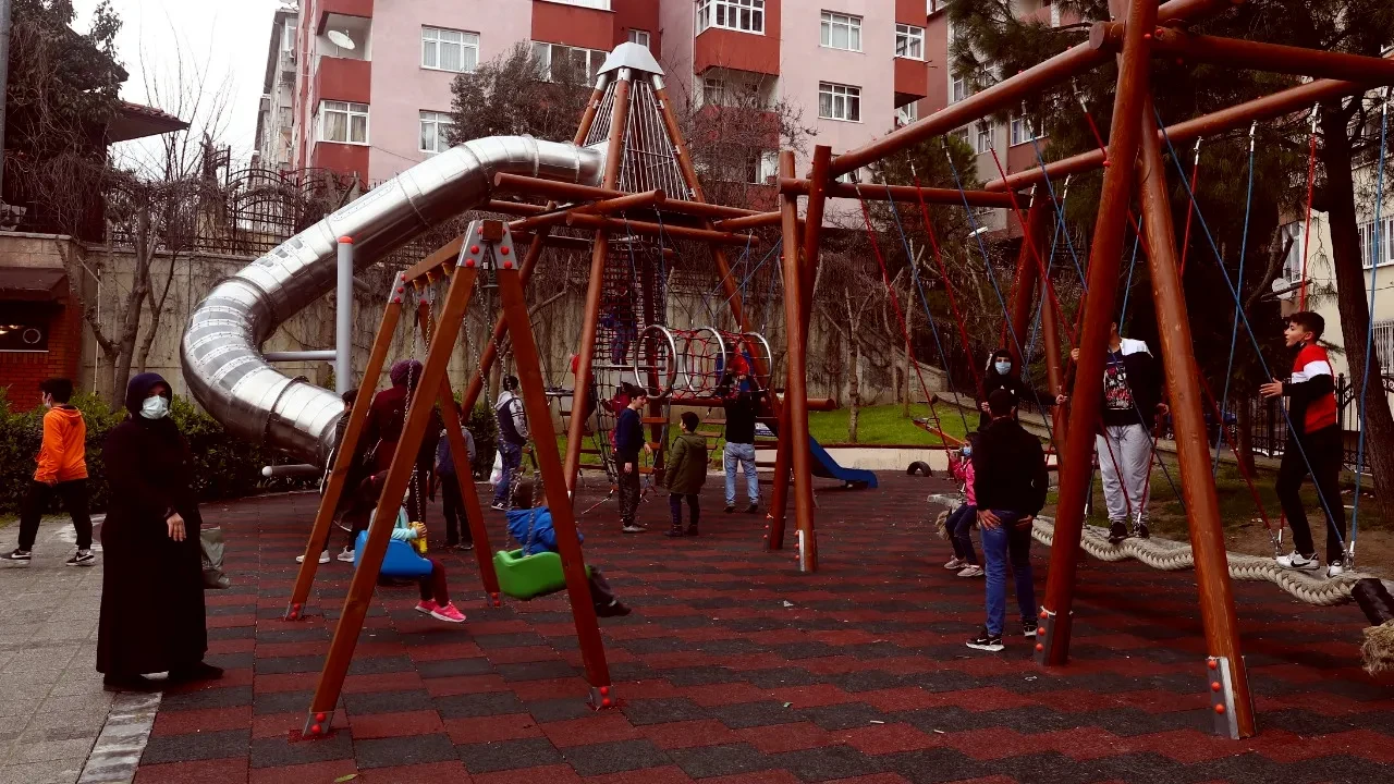 İstanbul'da dehşet! Parkta oynayan 4 çocuk elektrik akımına kapıldı 