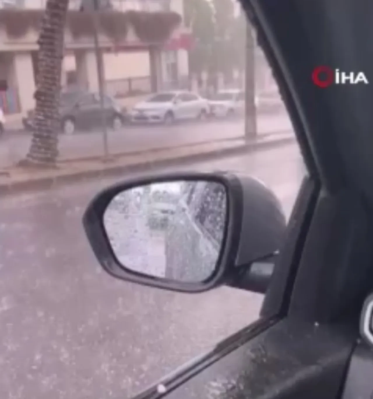 İstanbul'da dolu sürprizi! Bir anda bastırdı, vatandaşlar hazırlıksız yakalandı