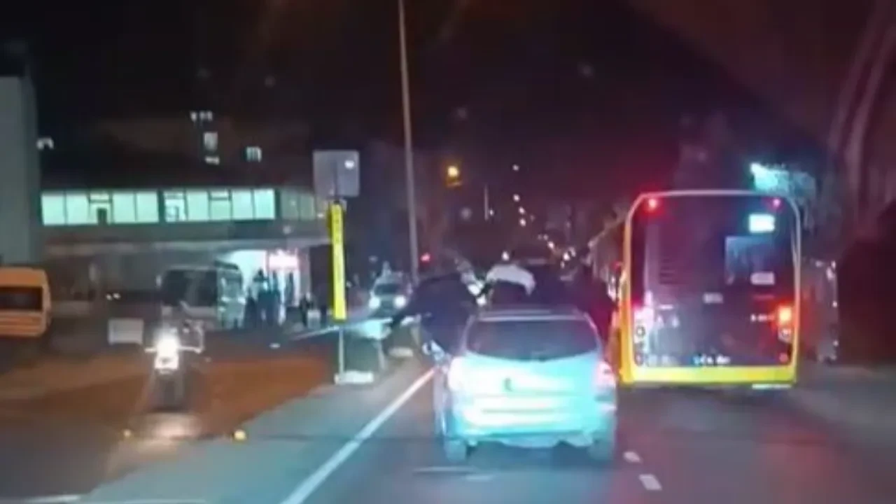 Trafikte şoke eden görüntüler! Hayatlarını hiçe sayan gençler kamerada