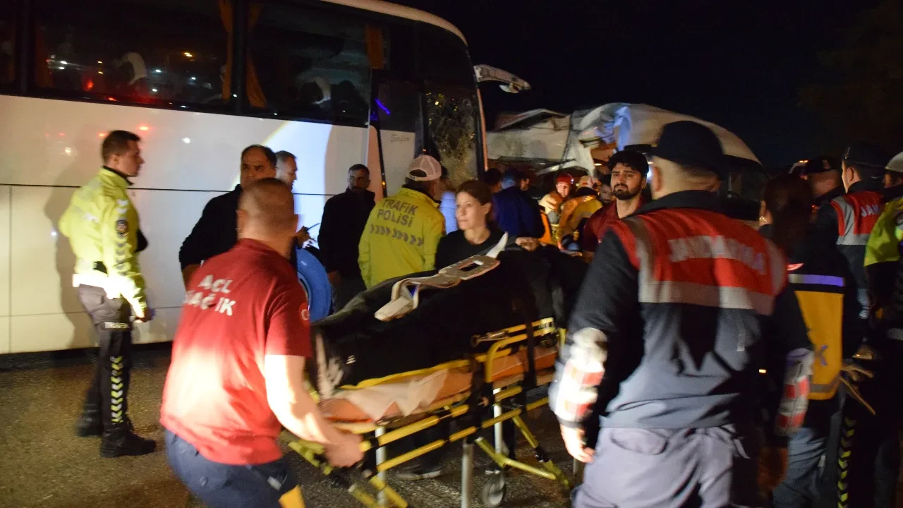 İzmir'de işçi servisleri çarpıştı: 15 kişi yaralı