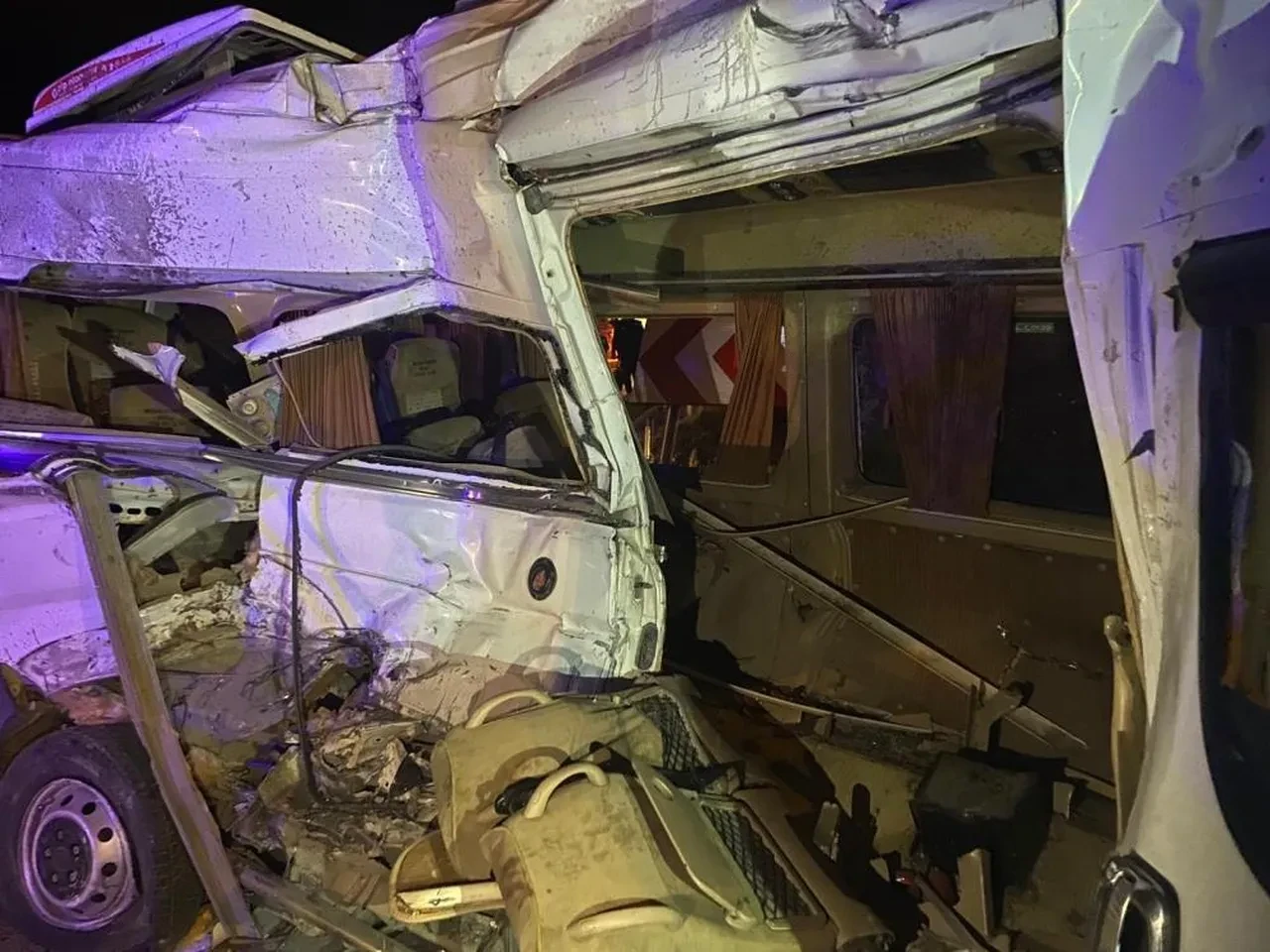 İzmir'de işçi servisleri çarpıştı: 15 kişi yaralı