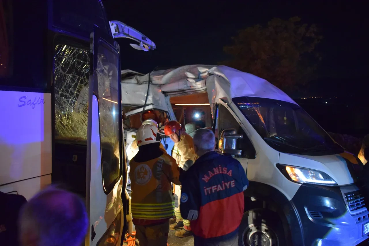 İzmir'de işçi servisleri çarpıştı: 15 kişi yaralı