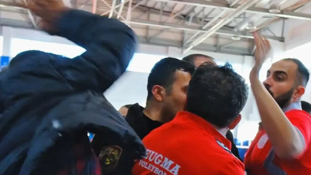 Kadın voleybol maçında ortalık karıştı! Saldırı anı kamerada