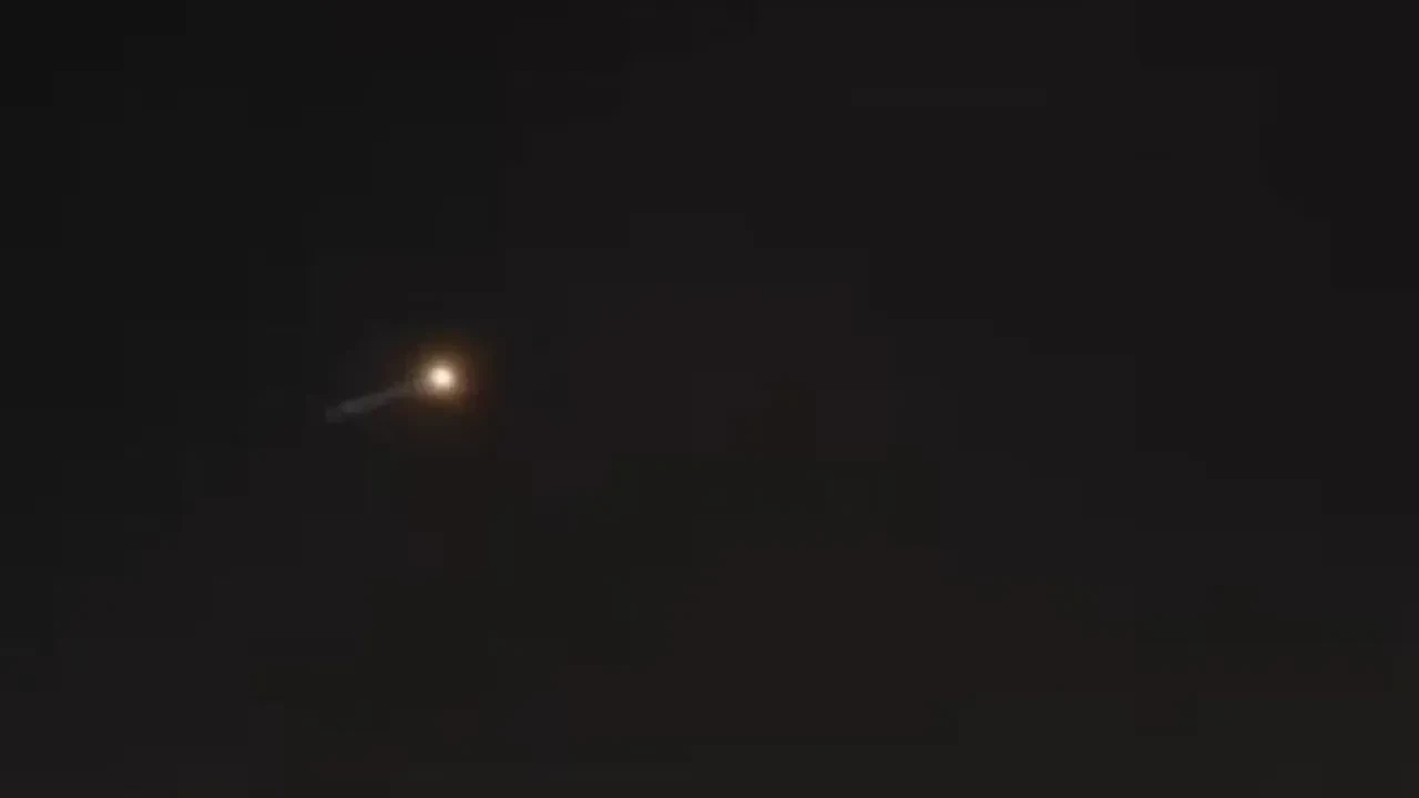 Küçükçekmece semalarında belirdi! Gökyüzündeki esrarengiz ışık hüzmesi 'göktaşı' iddiasını gündeme getirdi