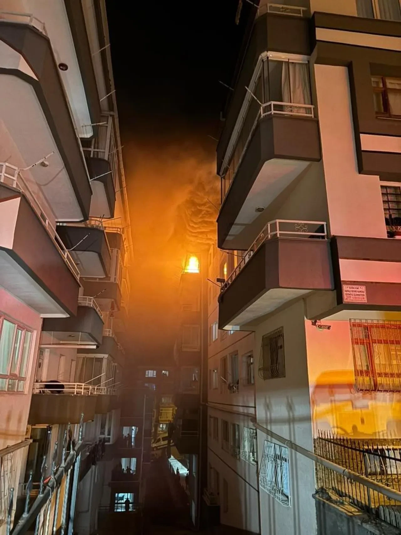 Mahalleli korku içinde! Evini yakıp balkondan izledi!