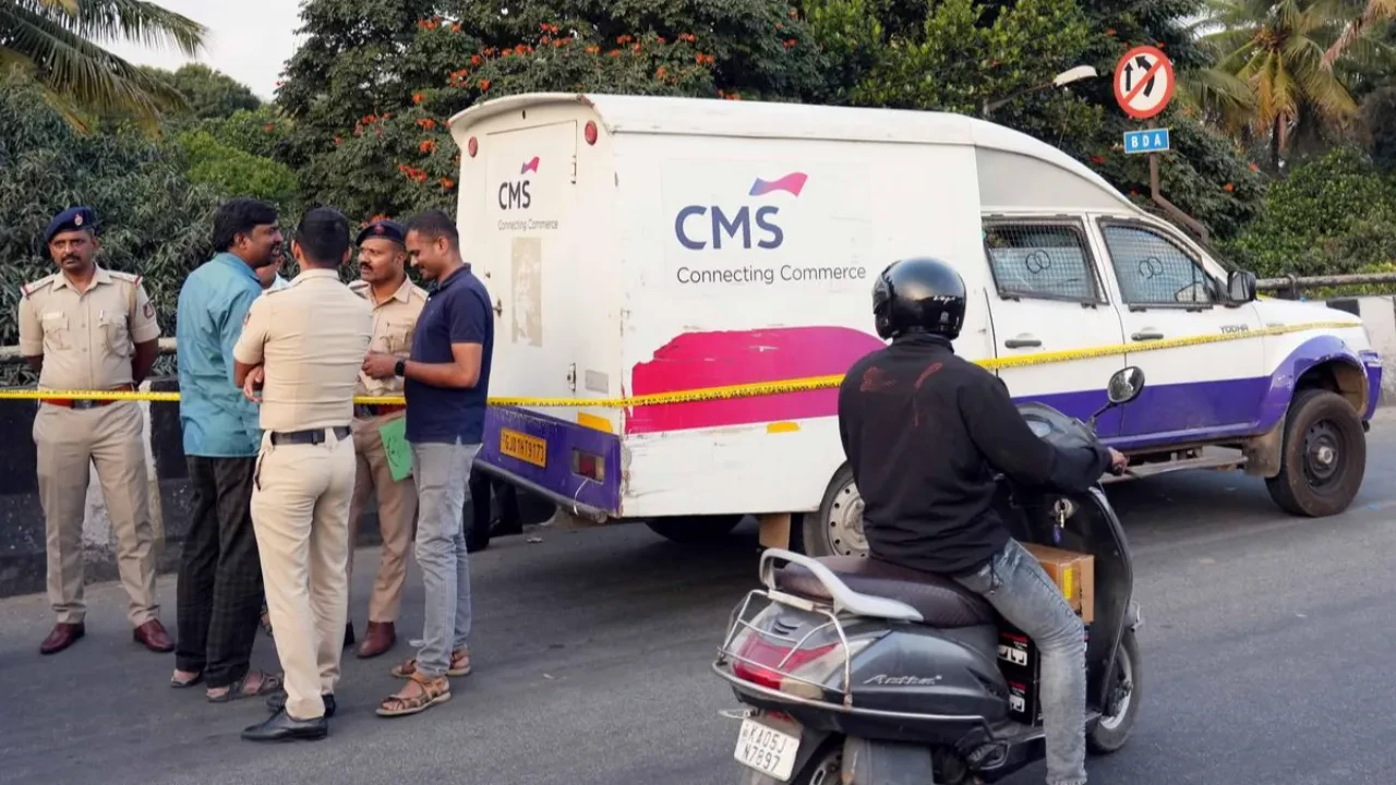 Merkez Bankası çalışanı gibi davrandılar: ATM'lere para taşıyan aracı soydular