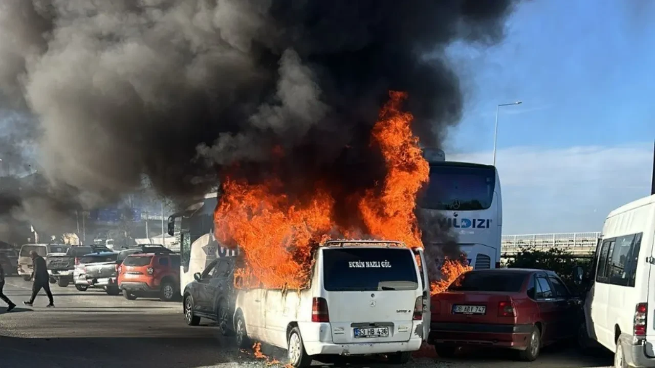 Minibüs alev topuna döndü, yangın diğer araçlara da sıçradı! Korkutan anlar kamerada