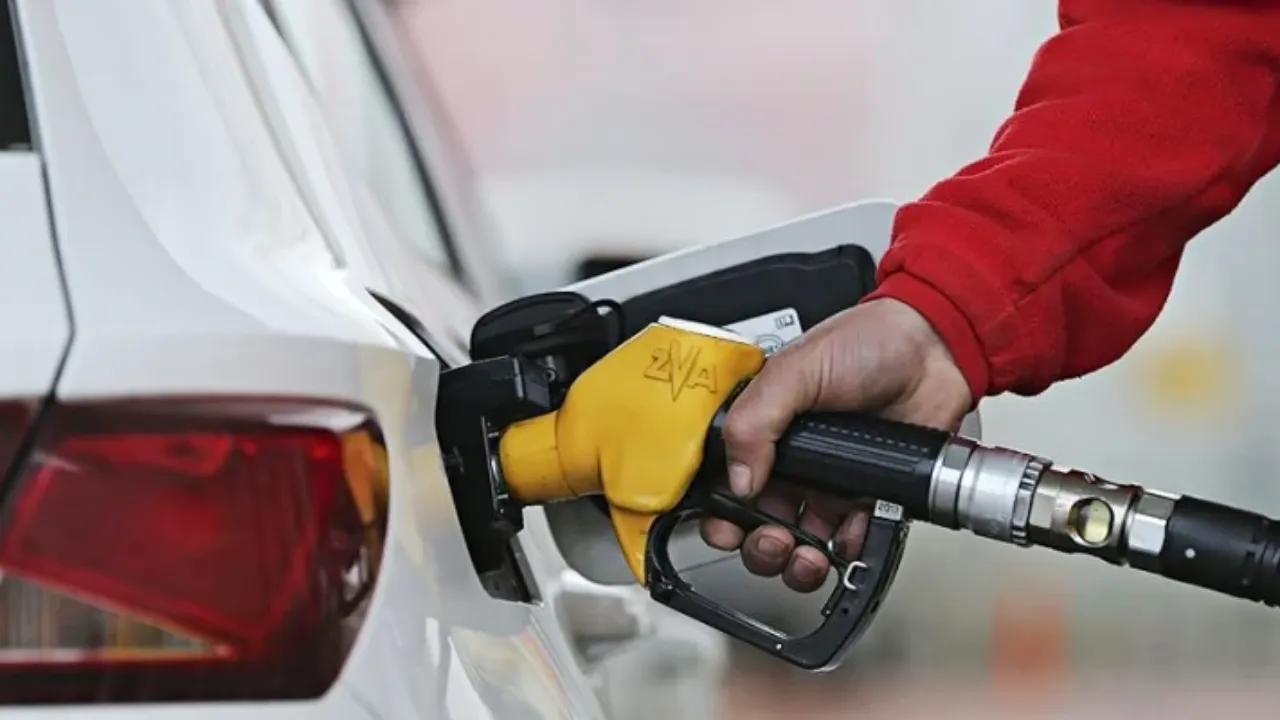 Motorin ve benzine indirim mi gelecek kaç lira? İndirim gelecek gün belli oldu