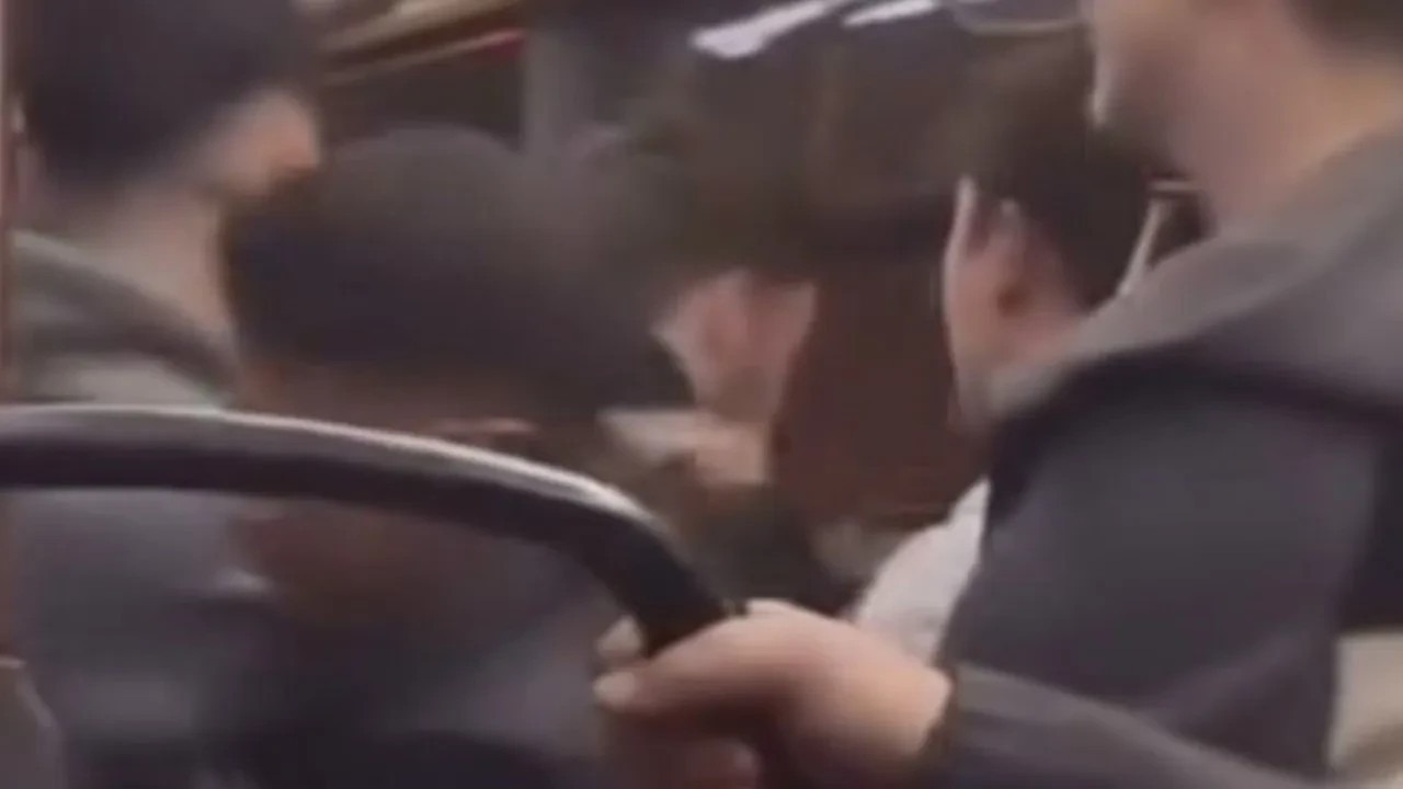 Otobüste tekme tokat kavga kamerada