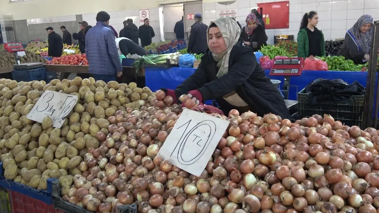 Pazarın tek kadın esnafı! Üniversite mezunu kadın kocasının mesleğini yapıyor