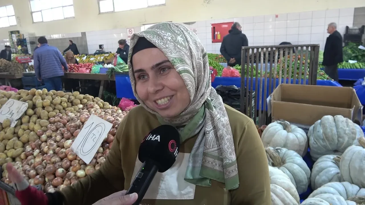 Pazarın tek kadın esnafı! Üniversite mezunu kadın kocasının mesleğini yapıyor