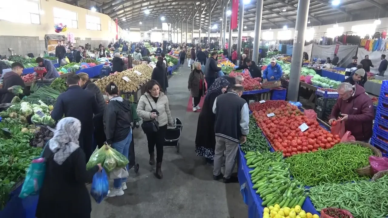 Pazarın tek kadın esnafı! Üniversite mezunu kadın kocasının mesleğini yapıyor