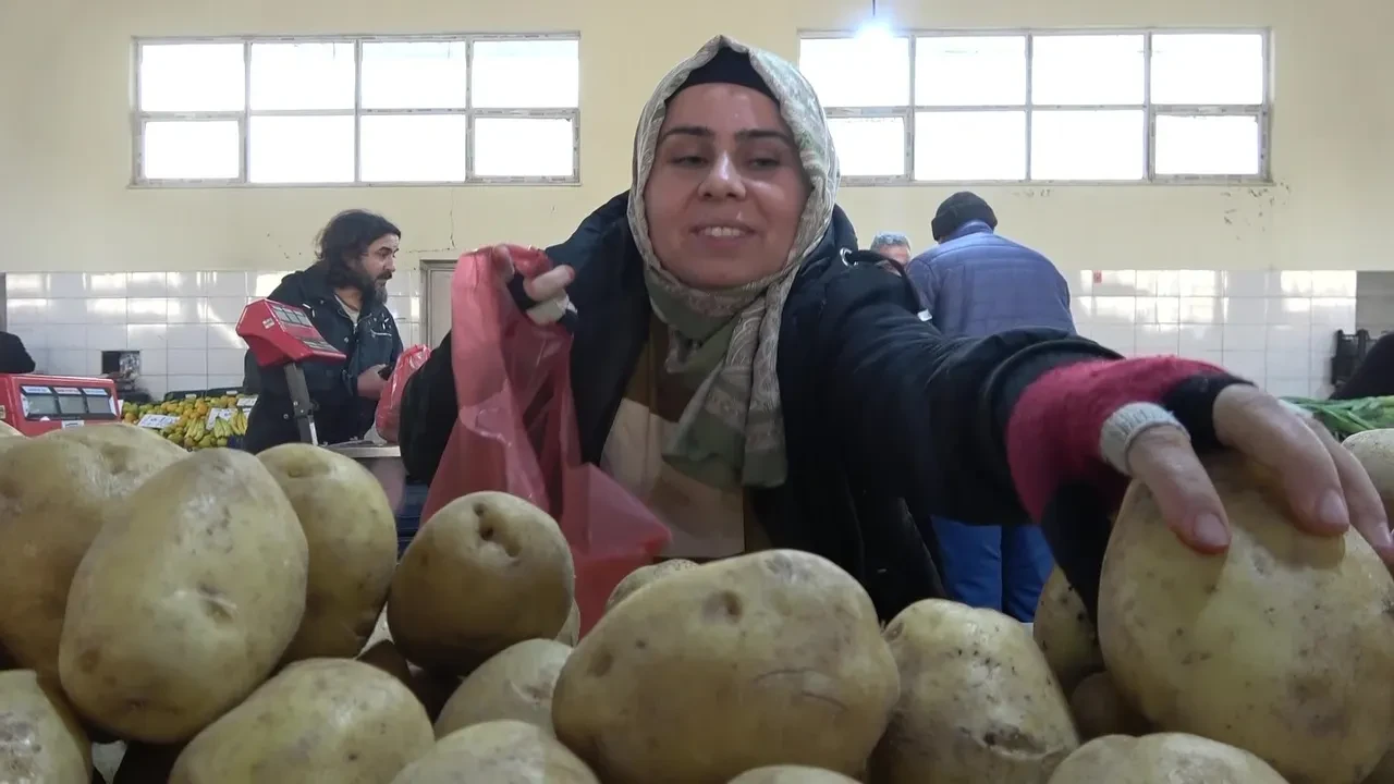 Pazarın tek kadın esnafı! Üniversite mezunu kadın kocasının mesleğini yapıyor
