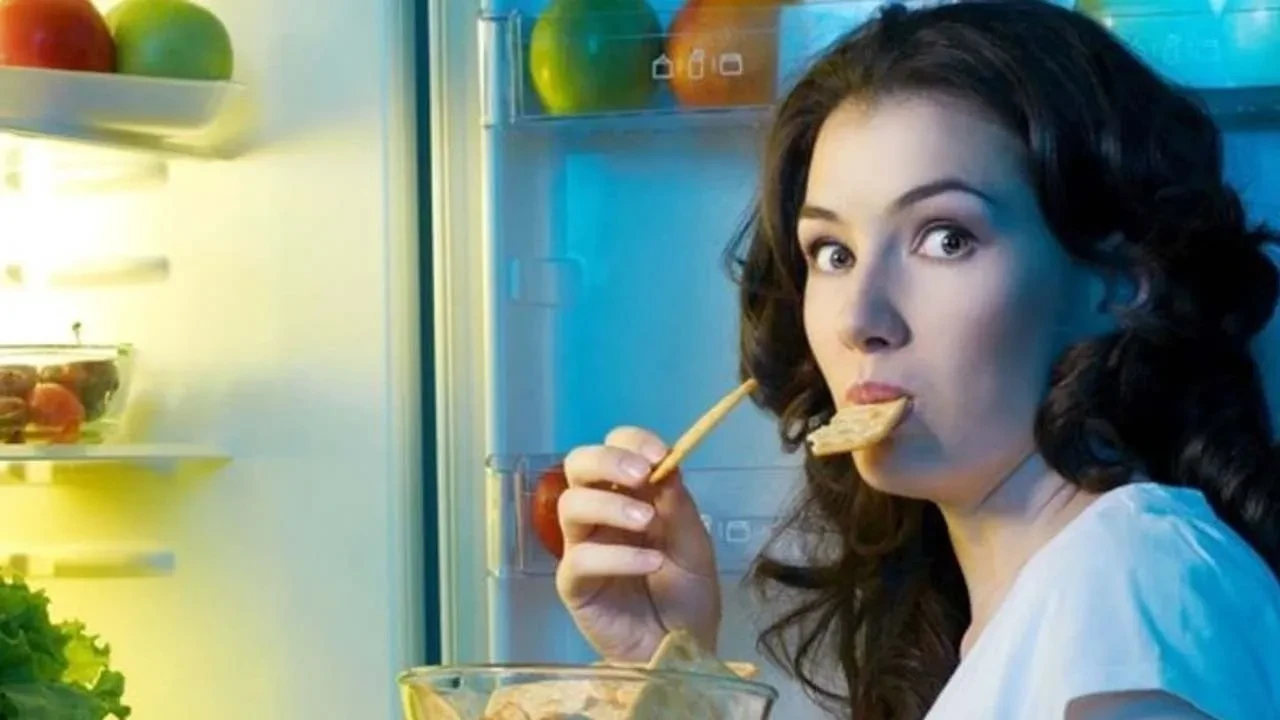 Siz de onlardan biri olabilirsiniz! "Aç değilim ama elim pakete gidiyor" diyenlere 3 saniye kuralı