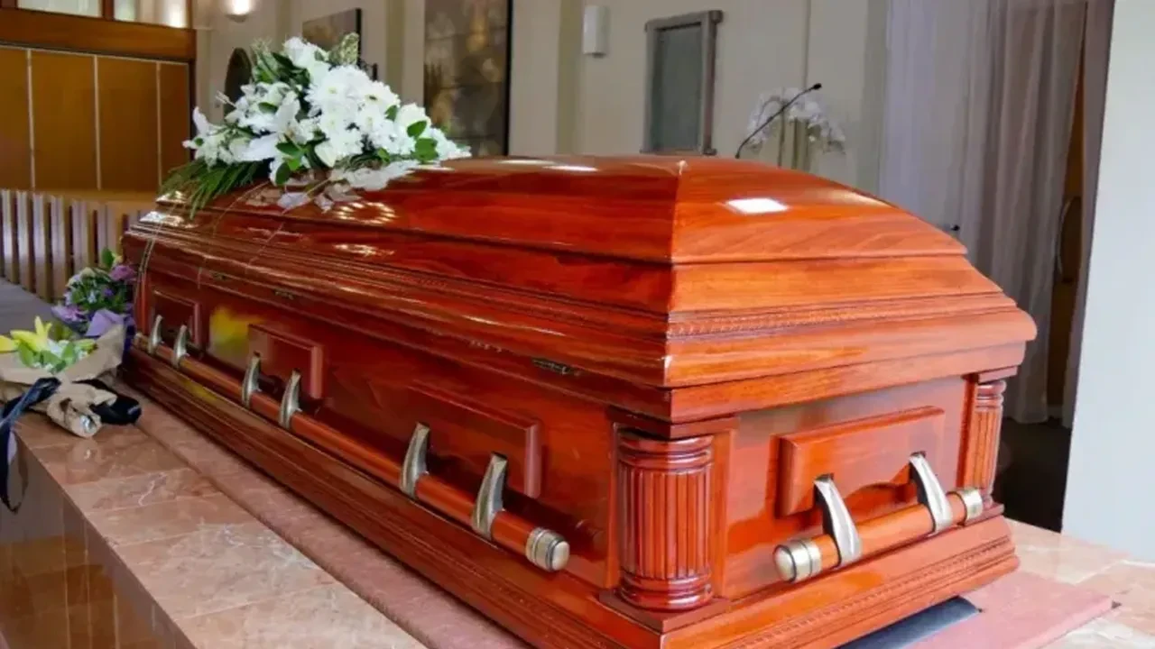 Tabutun kapağını tıklattı, kurtuldu! Ölü sanılan büyükanne herkesi şaşkına çevirdi