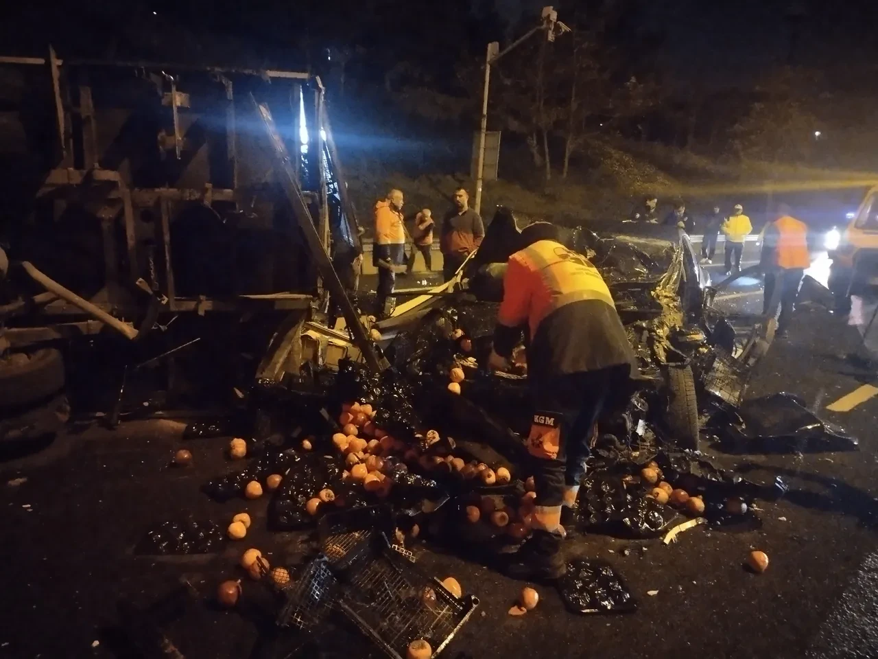 TEM Otoyolu Ümraniye'de dehşet gecesi! Meyve sebze yüklü kamyonet devrildi, trafik durdu