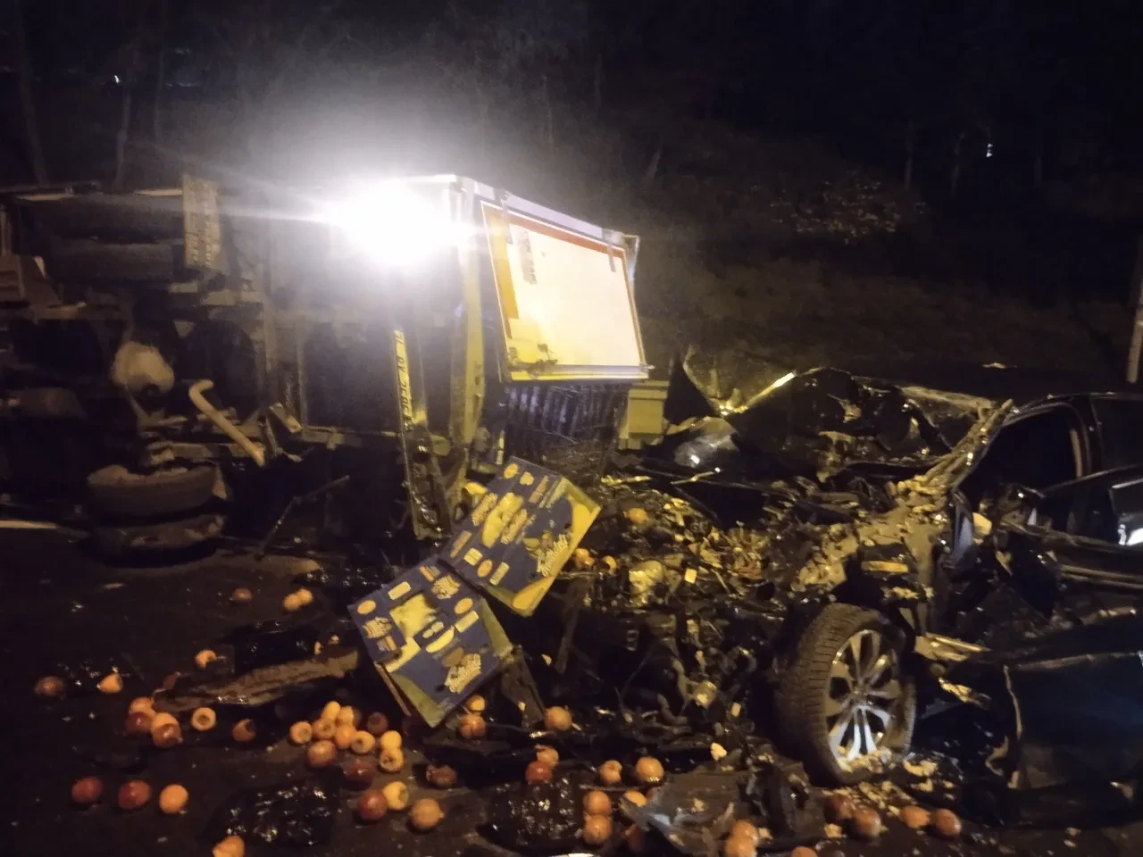 TEM Otoyolu Ümraniye'de dehşet gecesi! Meyve sebze yüklü kamyonet devrildi, trafik durdu