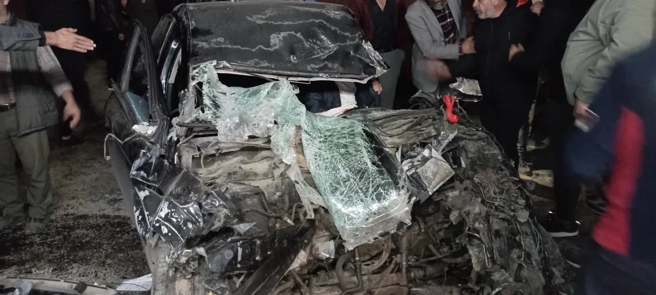 Tokat'ta feci kaza: Otomobil tır dorsesine çarptı, sürücüyü çıkarmak saatler sürdü