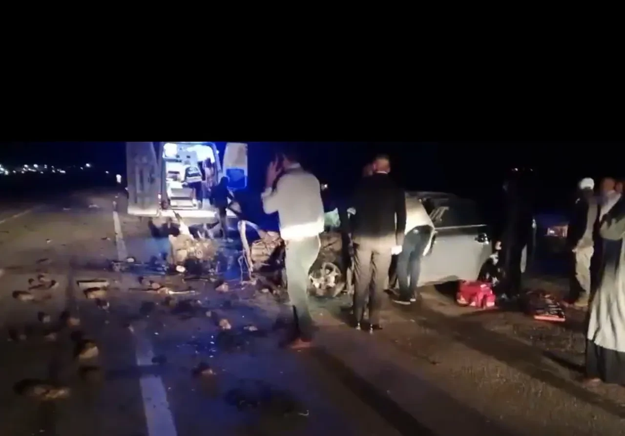 Tokat'ta feci kaza: Otomobil tır dorsesine çarptı, sürücüyü çıkarmak saatler sürdü