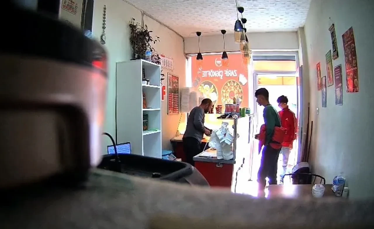 Bu kadarına pes! Yiyip içtiler, mekan sahibinden üstüne bir de soda isteyip kaçtılar