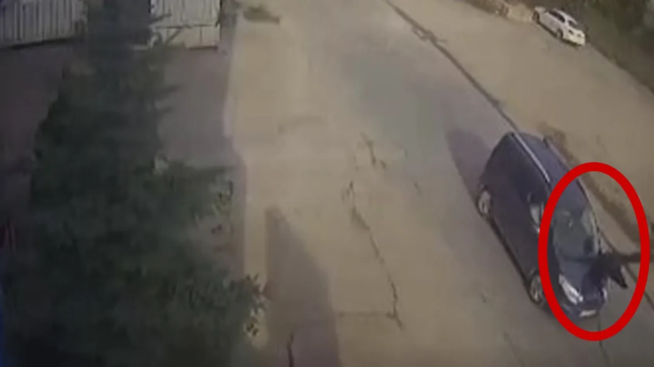 Yolun karşısına geçmek isterken dehşeti yaşadı! Kaza anı kamerada 