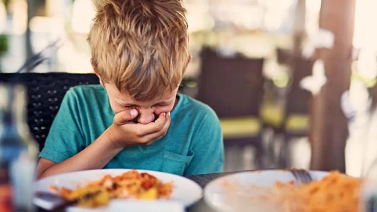 Zehirlenme faciası dur durak bilmiyor! 2 ilde onlarca öğrenci hastaneye kaldırıldı 