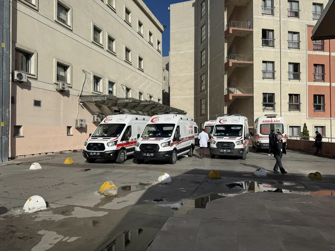 Zehirlenme faciası dur durak bilmiyor! 2 ilde onlarca öğrenci hastaneye kaldırıldı 