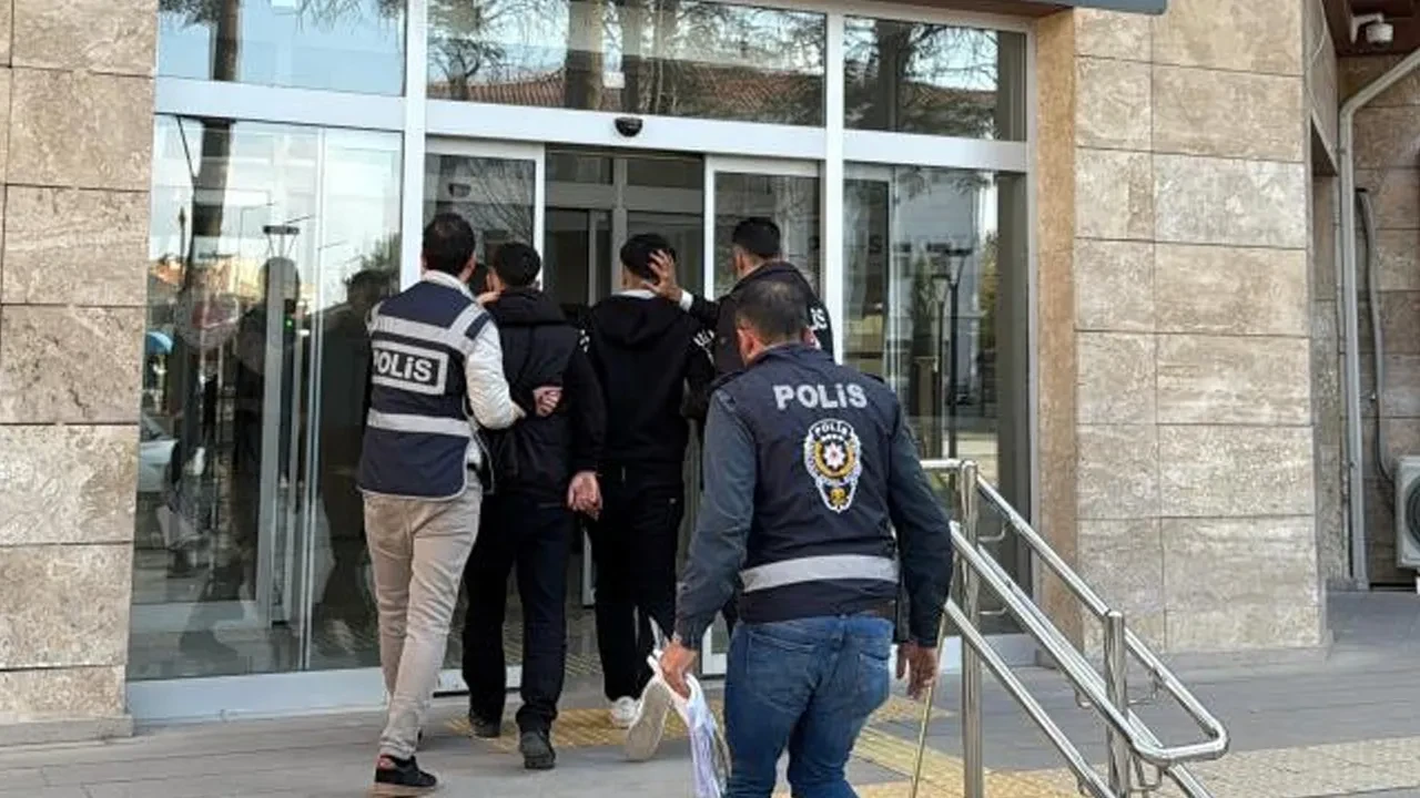 Altın ve para dolu poşeti elleriyle teslim ettiler! Taksiyle gelen dolandırıcılar, otobüste yakalandı