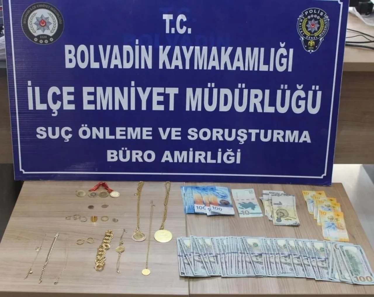 Altın ve para dolu poşeti elleriyle teslim ettiler! Taksiyle gelen dolandırıcılar, otobüste yakalandı