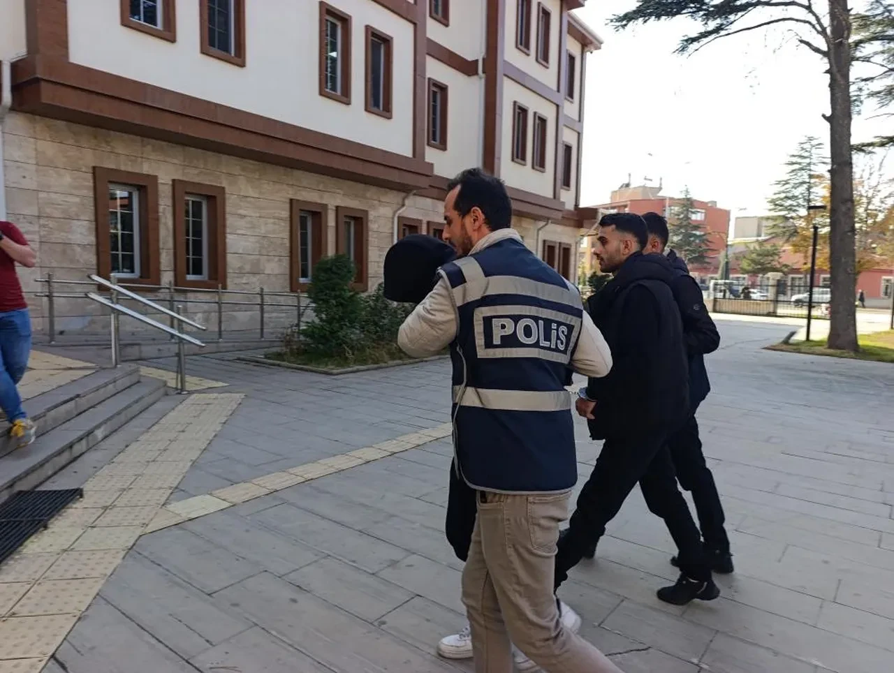 Altın ve para dolu poşeti elleriyle teslim ettiler! Taksiyle gelen dolandırıcılar, otobüste yakalandı